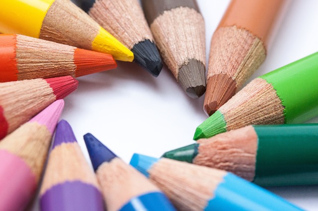 カラフルなパステルカラーの色鉛筆